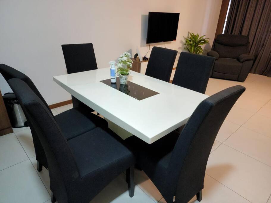 Deluxe Seaview Suite Twin Bed By The Only Bnb Tanjung Tokong Esterno foto
